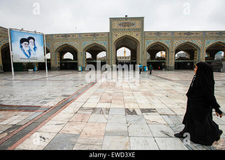 Pilger in Imam Reza Schrein, Mausoleum der achte Imam der Schiiten, Mashhed, Iran Stockfoto