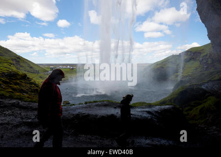 Touristen am Wanderweg hinter Seljalandsfoss Wasserfall Island Stockfoto