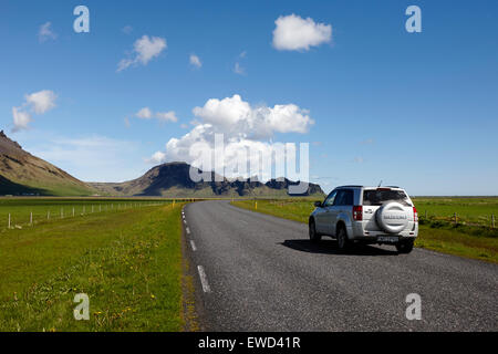 Touristische angestellt 4x4 Fahrzeug fahren die Ringstraße entlang der südlichen Küste von Island im Sommer Stockfoto