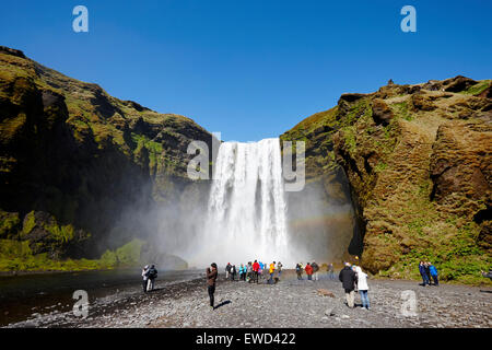 Massen von Touristen am Skogafoss Wasserfall in Island Stockfoto