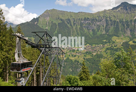 Seilbahn-Endstation am Grutschalp im Berner Oberland auf die Schweizer Alpen, mit den männlichen und Wengen in der Ferne Stockfoto