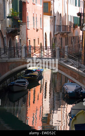 Typische Seitenstraße mit Kanal in Venedig, Italien Stockfoto