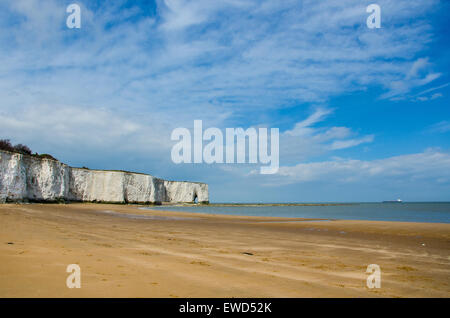 Strand und Kreide Bogen am Kinsgate Bay, Kent, England Stockfoto