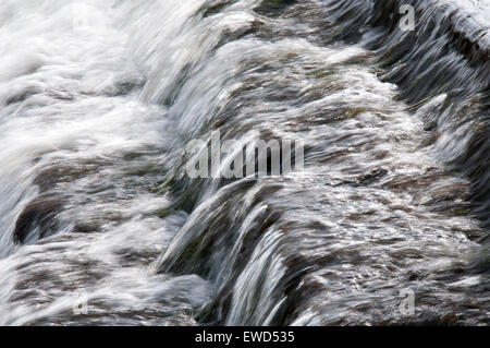 Ein Wasserfall / Wehr bei Thoresby Park, Ollerton Nottinghamshire England UK Stockfoto