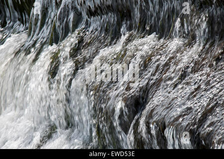 Ein Wasserfall / Wehr bei Thoresby Park, Ollerton Nottinghamshire England UK Stockfoto