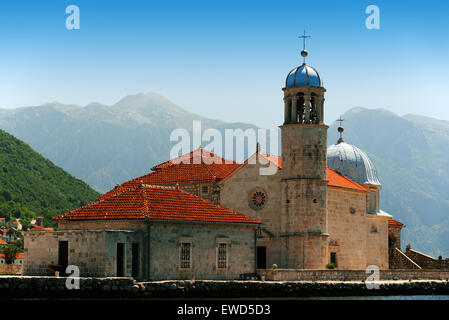 Our Lady of the Rocks, eines der beiden kleinen Inseln vor der Küste von Perast in Bucht von Kotor, Montenegro. Stockfoto