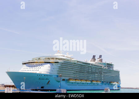 MS Allure of the Seas im Hafen von Málaga, Spanien, 29. April 2015. Stockfoto