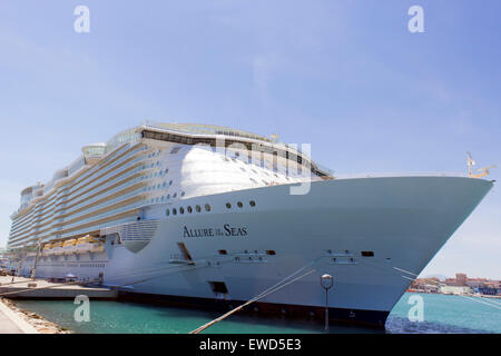 MS Allure of the Seas im Hafen von Málaga, Spanien, 29. April 2015. Stockfoto