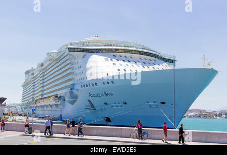 MS Allure of the Seas im Hafen von Málaga, Spanien, 29. April 2015. Stockfoto