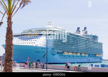 MS Allure of the Seas im Hafen von Málaga, Spanien, 29. April 2015. Stockfoto