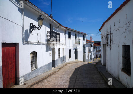Dorfstraße in Los Marines, Sierra Morena, Provinz Huelva, Andalusien, Spanien Stockfoto