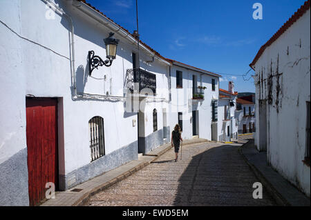 Dorfstraße in Los Marines, Sierra Morena, Provinz Huelva, Andalusien, Spanien Stockfoto