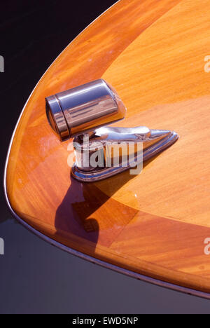 Venezianisches Taxi, Nahaufnahme von Chrom-Scheinwerfer am Bug Stockfoto