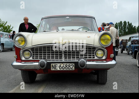 Französische Oldtimer Simca Vedette Stockfoto