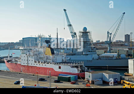 HMS Daring und HMS Endurance in Portsmouth Marinedockyard angedockt Stockfoto