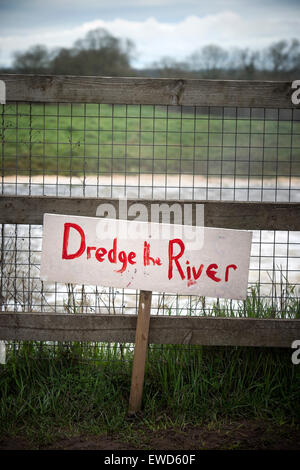 Ein "Dredge Flusses" Zeichen neben einen Pumpenausgang Entwässerung überflutet Somerset Niveaus in den Fluß Parrett in der Nähe von Heide Stockfoto