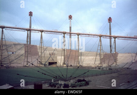 Der Olympiapark München, der Standort der Olympischen Spiele 72, im Bau Bau des Münchner Zeltdaches. Ringseil mit provisorischen Stützen und Winden Stockfoto
