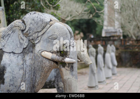 Die Zitadelle in Hue Stein stehen Statuen von Soldaten Stockfoto