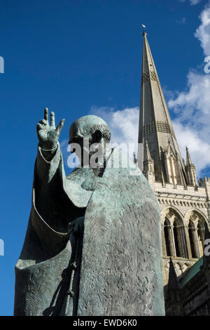 Millenium-Statue von Saint Richard von Philip Jackson an der Kathedrale der Heiligen Dreifaltigkeit, Chichester, England. Stockfoto