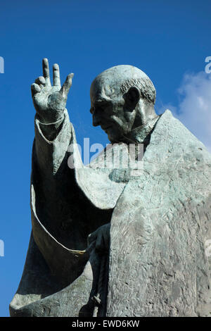 Millenium-Statue von Saint Richard von Philip Jackson an der Kathedrale der Heiligen Dreifaltigkeit, Chichester, England. Stockfoto