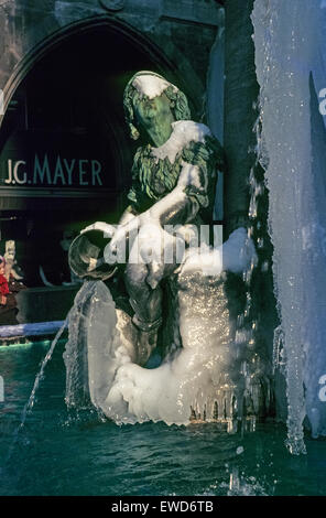 Detail der Fischbrunnen am Marienplatz in München im Winter 1979 Metzgerbub bin Fischbrunnen in München Stockfoto