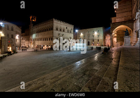 Perugia (Italien) - Piazza IV Novembre bei Nacht Stockfoto