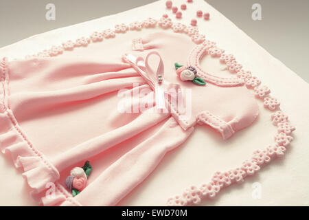 Kleid aus Zucker, Geburtstag Kuchendekoration an der Spitze in rosa. Detailansicht. Stockfoto