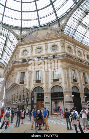 Menschen in der Galleria Vittorio Emanuele in Mailand, Italien Stockfoto