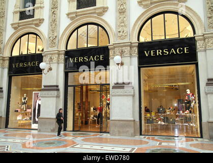 Versace-Store in der Galleria Vittorio Emanuele in Mailand, Italien Stockfoto