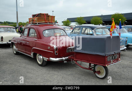 Klassische französische Simca Aronde Limousine und trailer Stockfoto