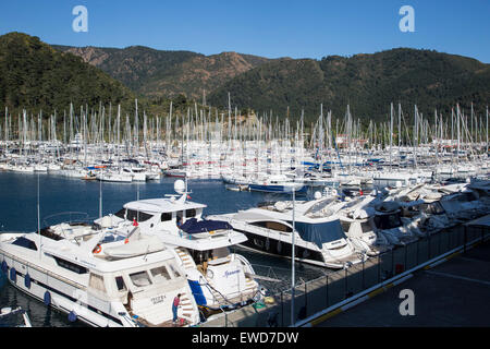 Hunderte von großen Yachten festgemacht an einem sonnigen Tag in der Marina in Marmaris, Türkei Stockfoto