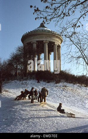 Rodeln im englischen Garten in 1979 Winterliches Freizeitvergnügen Im Englischen Garten in München Stockfoto