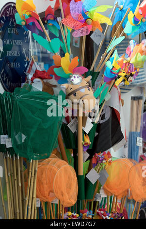 Kinder Angeln und Sonstiges am Meer zum Verkauf an ein Souvenir-Schiff in Lymington Hampshire Stockfoto