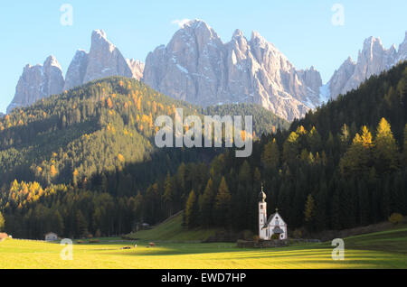 Die Kirche von San Giovanni in Ranui (Sankt Johann) vor den Geisler oder Geisler Dolomiten-Gipfeln in St. Magdalena. Stockfoto