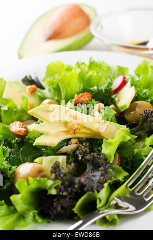 Frischer gemischter Salat mit Avocado hautnah Stockfoto