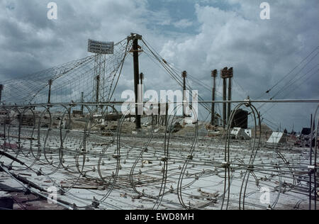 Der Olympiapark München, der Standort der Olympischen Spiele 1972, im Bau. Teilweise erhöhte Dachaufbau Teilweise hochgezogenes Dach. Stockfoto