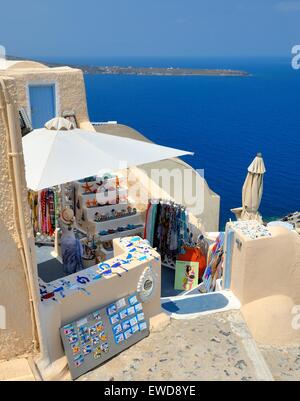 Ein Souvenir-Geschenk-Shop im Dorf Oia Santorini Griechenland Stockfoto