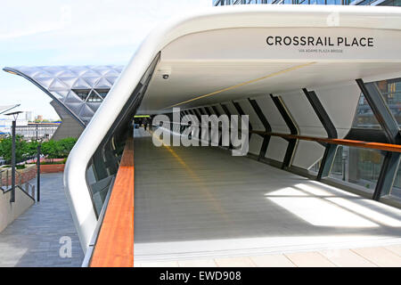 Modernes Gebäude einschließlich beiliegende Fußgängerbrücke Links zu neuen Crossrail Ort & Canary Wharf Crossrail Bahnhof Dach & Garten London Docklands GROSSBRITANNIEN Stockfoto