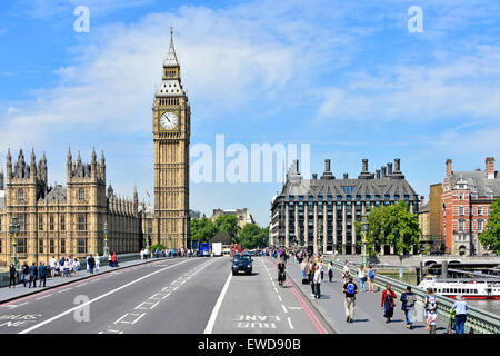 Blauer Himmel mit Blick auf die Westminster Bridge mit dem Big Ben Elizabeth Uhrenturm Houses of Parliament und dunklen MPS Portcullis House London England UK Stockfoto