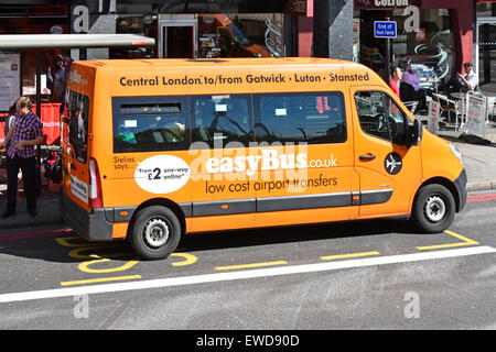 Einfach mit dem Bus britischen Express Coach Betreiber ursprünglich gegründet von Stelios Haji - Ioannou geparkt während herauf Fahrgäste an der Haltestelle London England Großbritannien Stockfoto