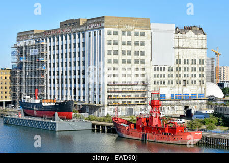 Royal Docks London Ex Trinity House Feuerschiff 93&SS Robin Dampf coaster auf Ponton Royal Victoria Dock & alte Spillers Millennium Mühlen über Großbritannien Stockfoto