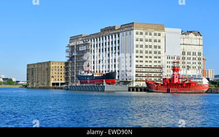 Royal Docks London Ex Trinity House Feuerschiff 93&SS Robin Dampf coaster auf Ponton Royal Victoria Dock & alte Spillers Millennium Mühlen über Großbritannien Stockfoto