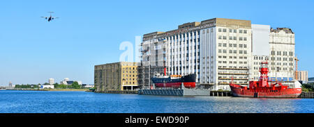 London City Airport gebunden Flugzeuge vorbei Feuerschiff&SS Robin Dampf coaster im Royal Docks & alte Spillers Millennium Mühlen East London UK Gebäude Stockfoto