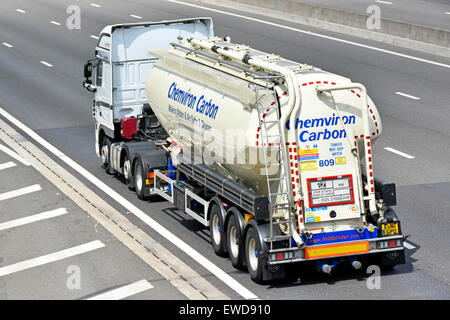 Zurück granulare carbon Tanker artikuliert Trailer & Lkw Lkw Lkw mit Gesundheit und Sicherheit & Autofahren Warnzeichen fahren Auf de Autobahn abgedeckt anzeigen Stockfoto