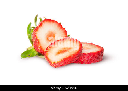 Saftige reife Erdbeeren in Scheiben geschnitten isolierten auf weißen Hintergrund Stockfoto