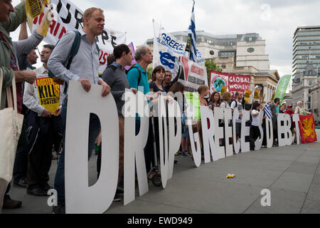 London, UK. 23. Juni 2015. Demonstranten fordern Senkung der griechischen Schuldenrückzahlungen an eine Kundgebung auf dem Trafalgar Square, organisiert durch die Griechenland-Solidarität-Kampagne teilnehmen. Krisengesprächen zwischen Griechenland und seinen Gläubigern weiter als Zeit für das Land verpflichtet eine Rate in Höhe von 1,6 Milliarden Euro an den internationalen Währungsfonds, fällig am 30. Juni ist abgelaufen. Bildnachweis: David Cliff/Alamy Live-Nachrichten Stockfoto