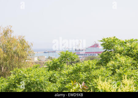 Minoan Lines Docks entlang dem Hafen von Heraklion, ein Blick aus dem Eleftherias Platz. Stockfoto