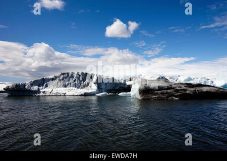 schwarze und weiße Eisberge schwimmen in Gletscherlagune Jökulsárlón Island Stockfoto
