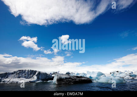 schwarze und weiße Eisberge schwimmen in Gletscherlagune Jökulsárlón Island Stockfoto