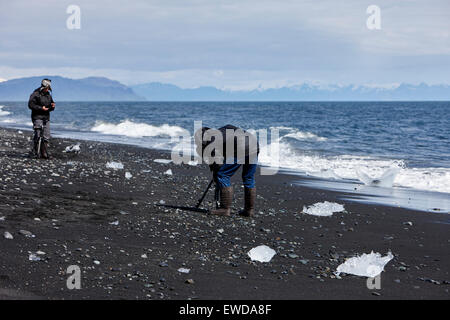 Fotografen, die Fotos von Eisbergen Abwasch am schwarzen Sandstrand am Jökulsárlón Island Stockfoto